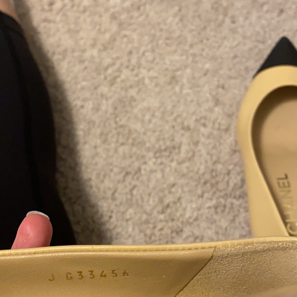 Chanel two tone pearl heel pumps - Picture 14 of 15